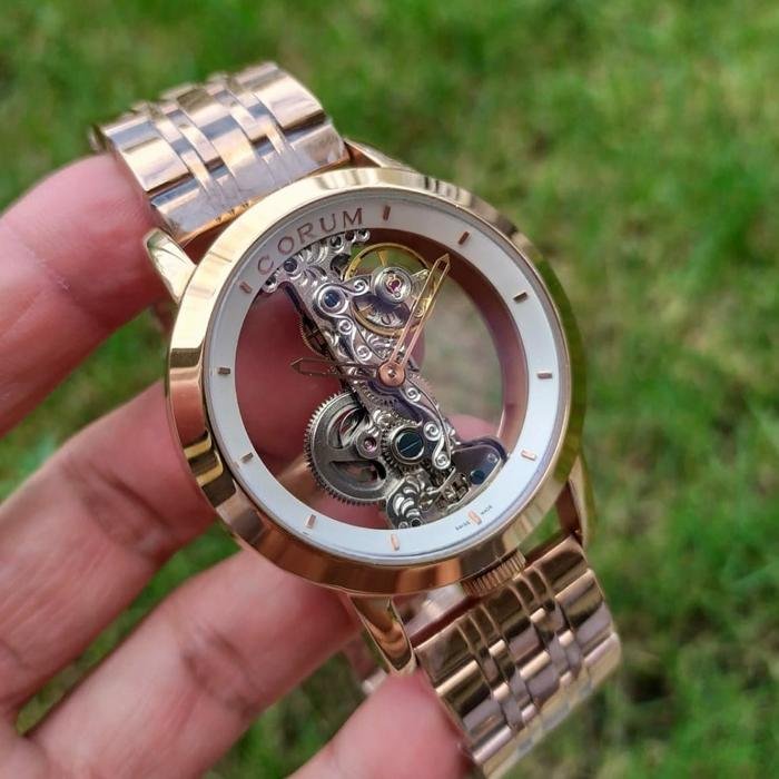 Lecet Di Jam tangan Corum